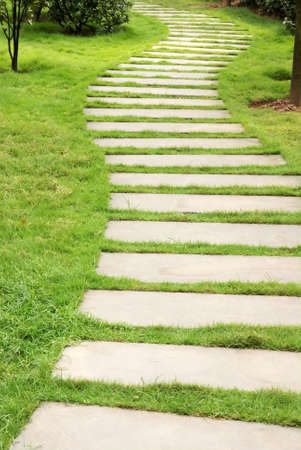 Feng Shui Dos and Don’ts for Garden Pathways in the United Kingdom
