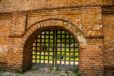 Thresholds and Portals: The Metaphysics of Entryways in English Church Architecture