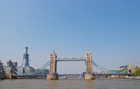 Balancing Privacy and Openness: Desk Arrangements for British Workplace Harmony