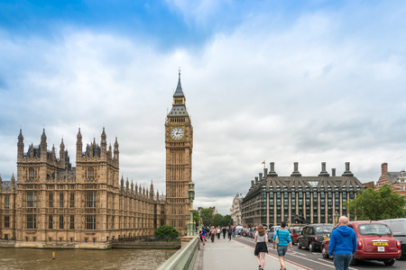 Renters and Owners Alike: Feng Shui Decluttering for the Modern British Home
